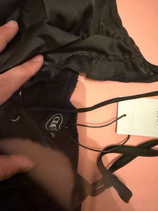 Top negro con cordones