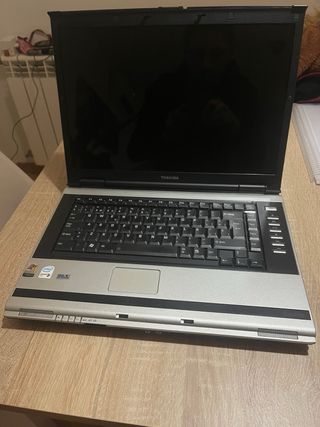 Portátil Toshiba con cargador