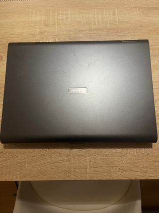 Portátil Toshiba con cargador