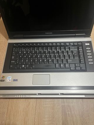 Portátil Toshiba con cargador