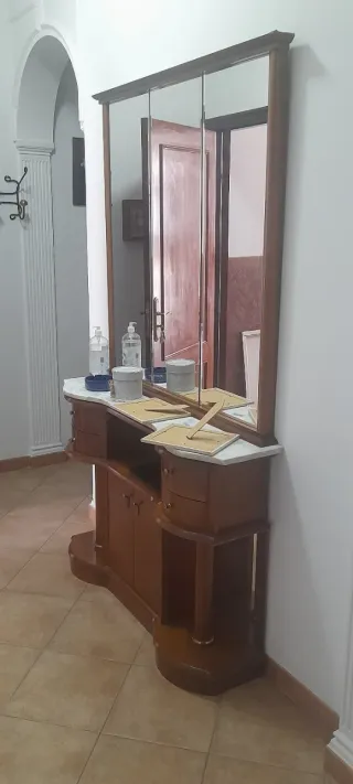 Mueble de entrada con espejo.