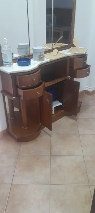 Mueble de entrada con espejo.