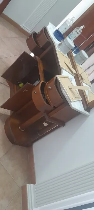 Mueble de entrada con espejo.