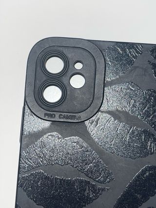 Funda negra para iPhone 11 de estampado de besos.