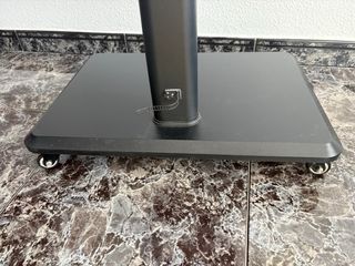 Soporte TV pie con ruedas y balda