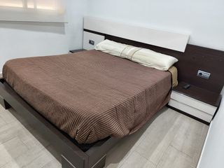 Cabezal cama con luz, somier y mesitas