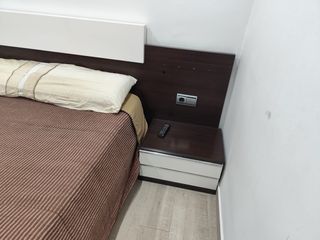 Cabezal cama con luz, somier y mesitas