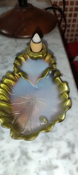 Porta incienso cascada hoja dorada