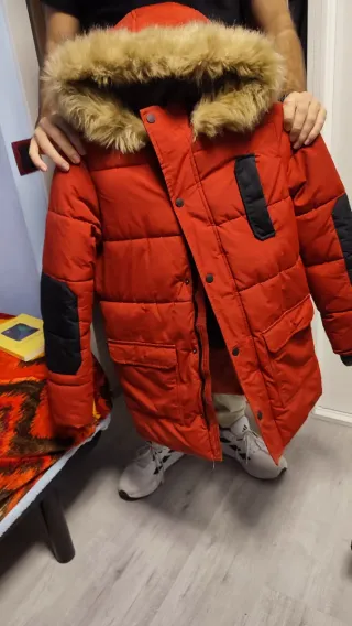 Abrigo rojo con capucha y detalles negros