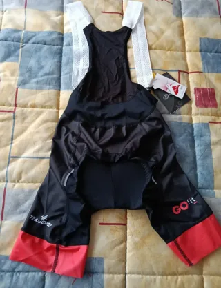 Lote Ropa Ciclismo: culote, maillots y chaqueta.