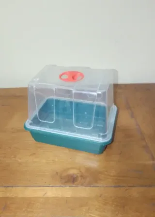 Mini invernadero con ventilación