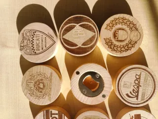 Abrebotellas de madera Motos