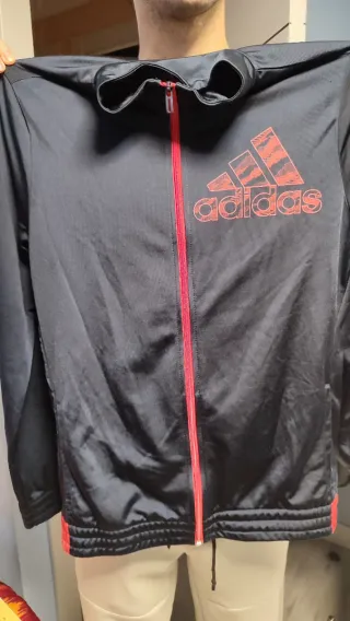 Chaqueta Adidas Negra y Roja. Talla 15-16 años
