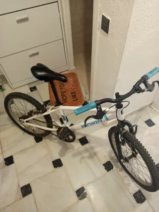 Bicicleta infantil blanca y azul