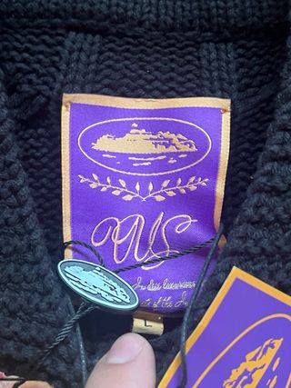 Jersey Corteiz cuello pico negro