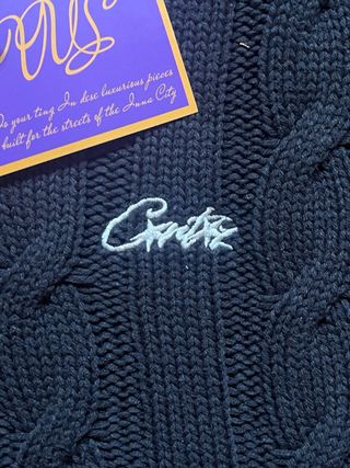 Jersey Corteiz cuello pico negro