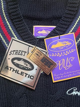 Jersey Corteiz cuello pico negro