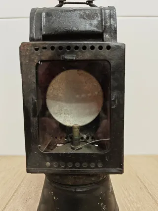 Farol antiguo de metal y cristal