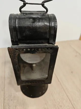 Farol antiguo de metal y cristal