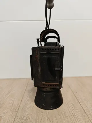 Farol antiguo de metal y cristal