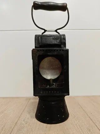 Farol antiguo de metal y cristal