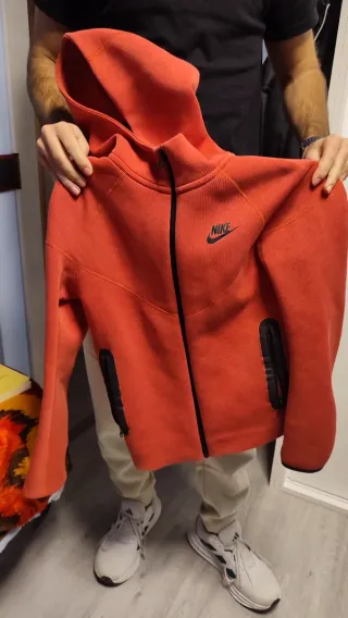 Chaqueta Nike Tech Fleece Roja. Talla 147-158cm.