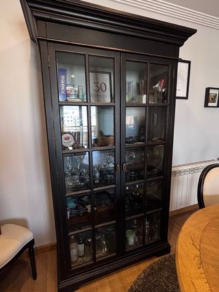 Armario de salón madera y cristal.