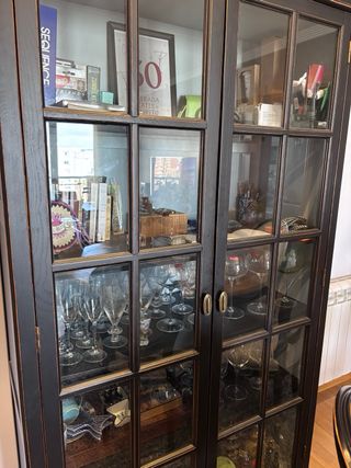Armario de salón madera y cristal.