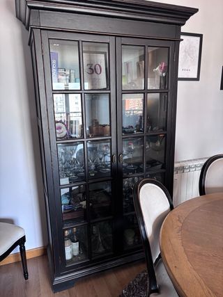 Armario de salón madera y cristal.