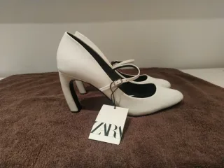 Zapatos de tacón Zara blancos