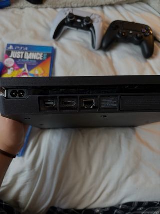 Consola PS4 Slim Negra + 3 Juegos