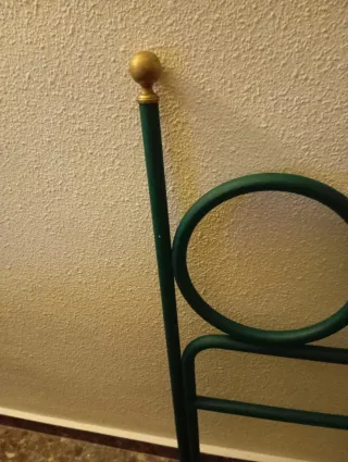 Cabezal de cama metálico verde y dorado