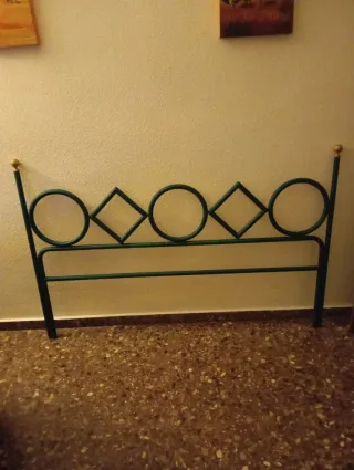 Cabezal de cama metálico verde y dorado