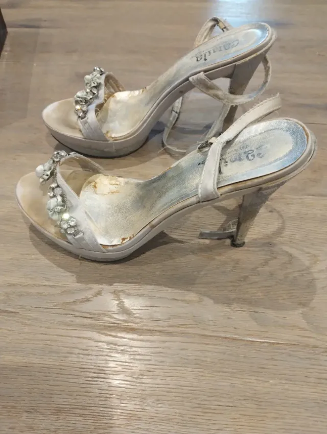 Sandalias plateadas de joyería usadas