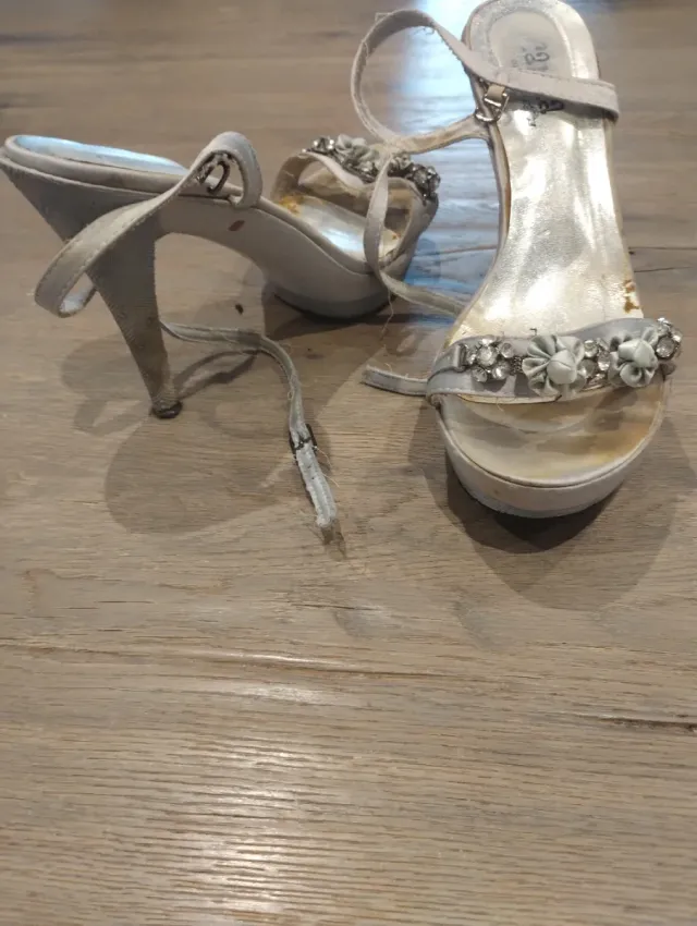 Sandalias plateadas de joyería usadas