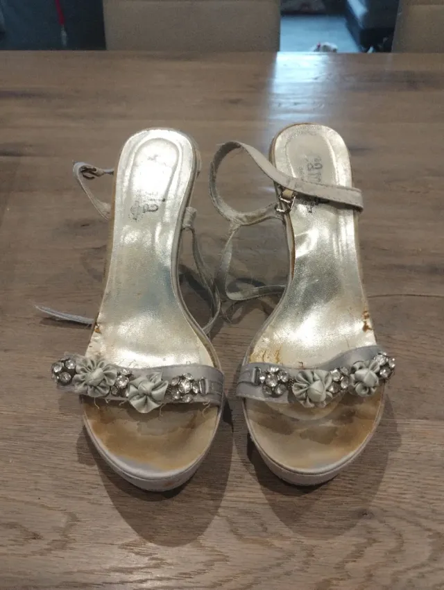 Sandalias plateadas de joyería usadas