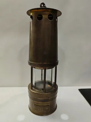 Farol de minero antiguo