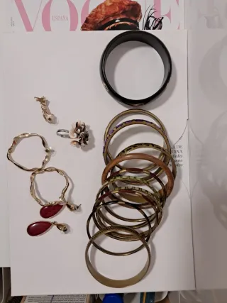 Lote Bisutería Pulseras y Pendientes.