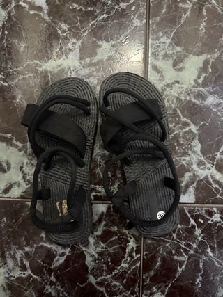 Sandalias negras con tira cruzada