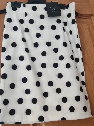 Falda de lunares blanca y negra