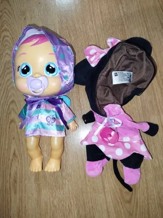 Muñeca Bebé Llorón + Traje Minnie y chubasquero