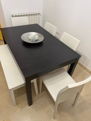 Mesa comedor negra con 4 sillas y banco blancos