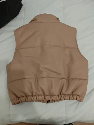 Chaleco salmón con cremallera plateada