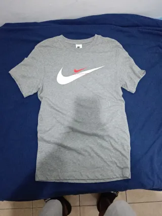 Camiseta Nike Gris con Logo