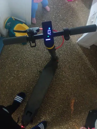 Patinete eléctrico con casco y chaleco