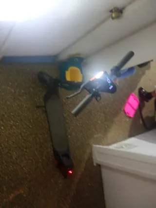 Patinete eléctrico con casco y chaleco