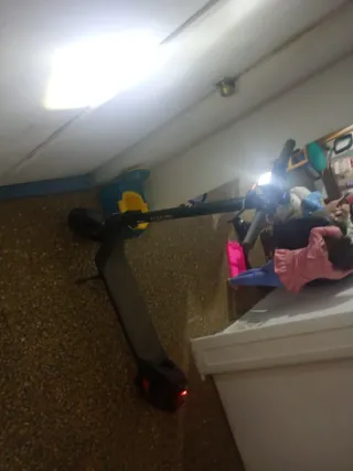 Patinete eléctrico con casco y chaleco