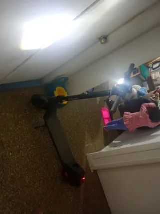 Patinete eléctrico con casco y chaleco