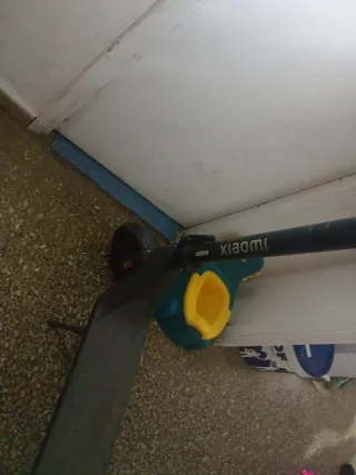 Patinete eléctrico con casco y chaleco