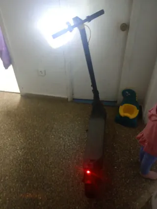 Patinete eléctrico con casco y chaleco